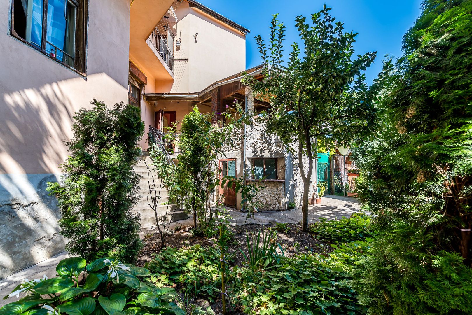 Apartament cu 4 camere si terasa si curte proprie, langa primarie - Poză 2