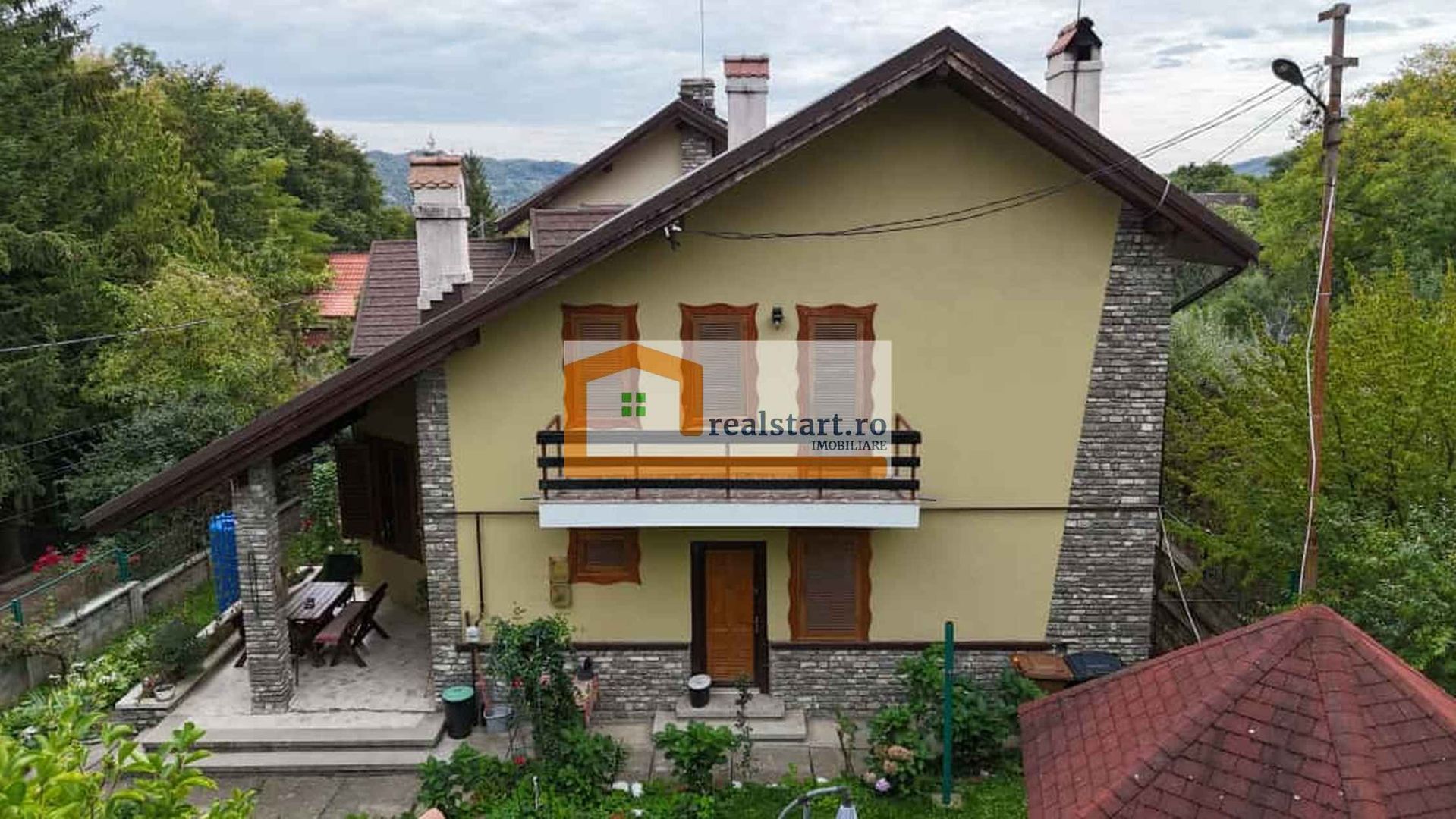 Vedere padure, panouri solare si fotovoltaice, pompa de caldura,  semineu - Poză 8