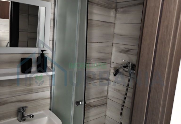 Camion de vânzare, 12 mp, Bularga, WC și duș în casă, mobilat, utilat, renovat - Poză 6
