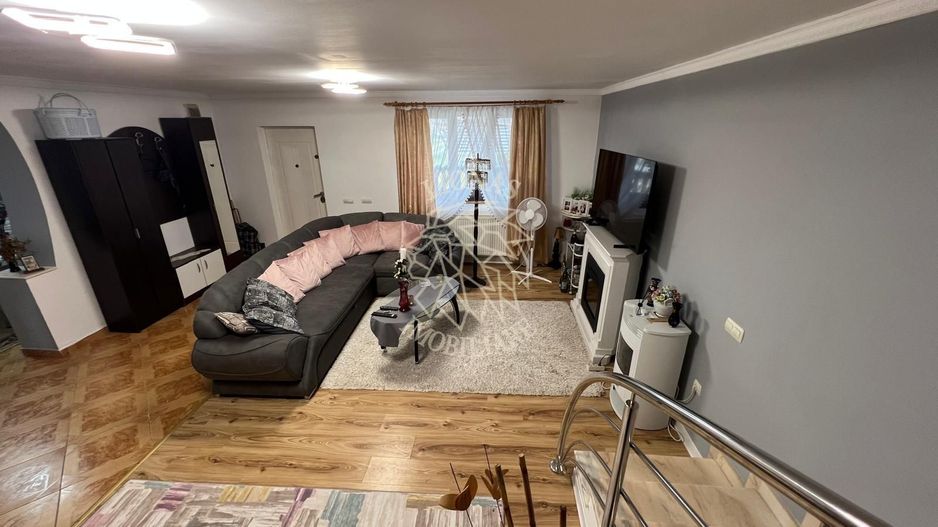 Casa 165 mp+anexa amenajata 68 mp-teren 13 ari-garaj, foisor-Jelna - Poză 1