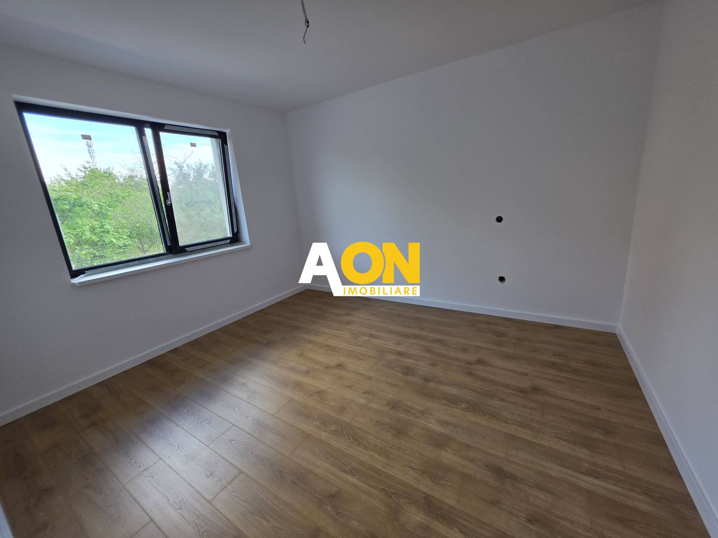Duplex modern, 4 camere, curte 315 mp, predare mobilata,zonă liniștită - Poză 12
