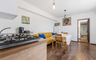 Casă micuță + un pic de curte - Poză 3