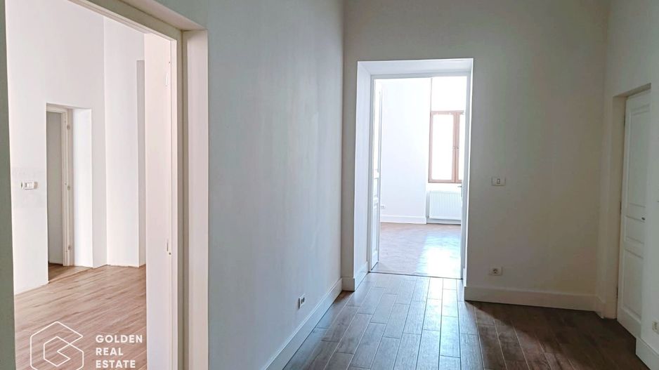 Apartament ultracentral cu 3 camere si vedere spre Hotel Continental - Poză 1