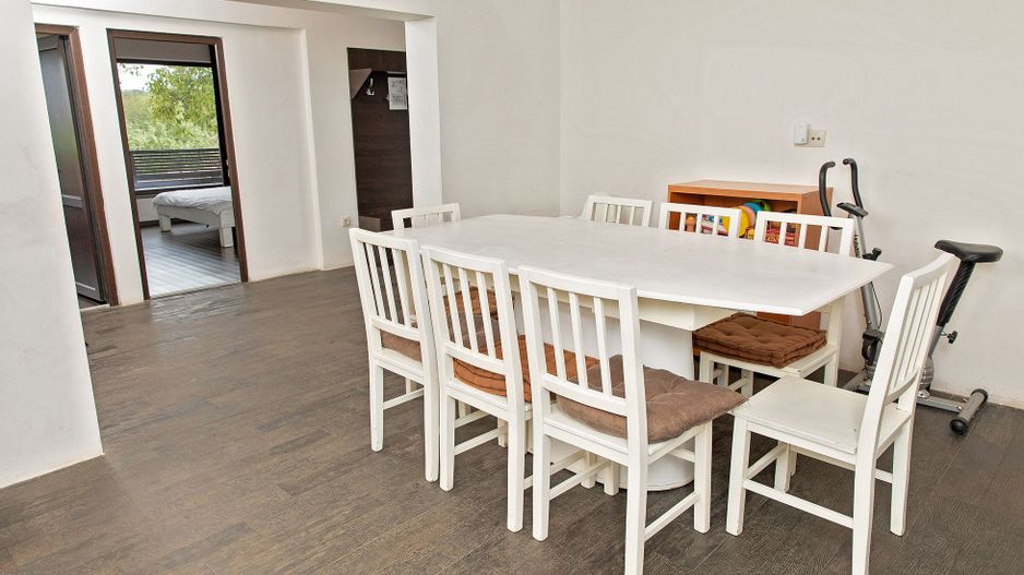 Vilă cu 5 dormitoare, 4 băi, 2 248mp teren, piscină. Preț: 229 000 Eur - Poză 22