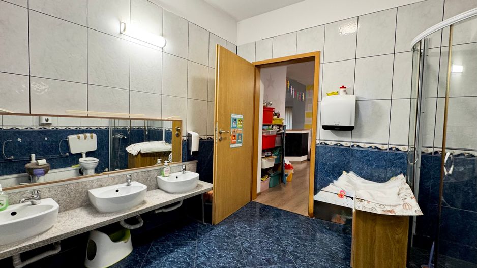 Casa spațioasă, cu spațiu comercial, locuri de parcare - Aradului Vest - Poză 14