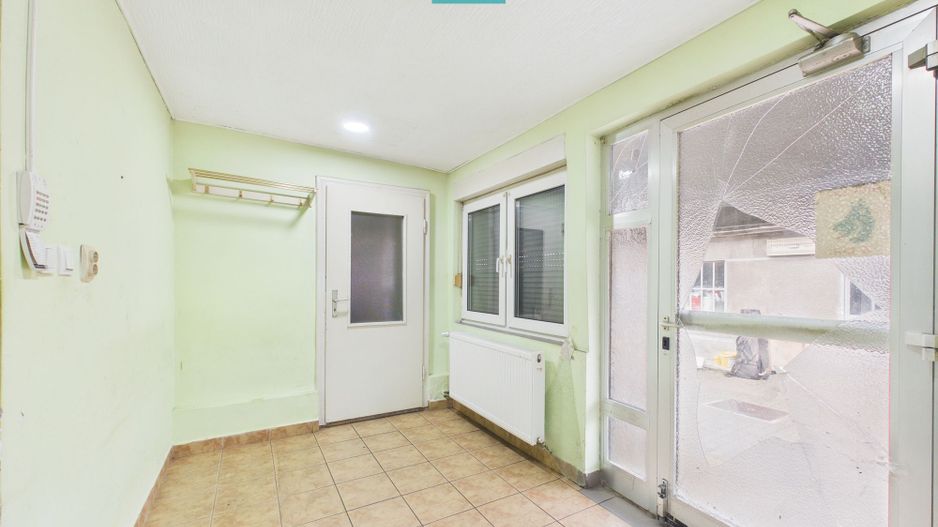 Casă cu 755 mp teren, zonă centrală Curtici - Poză 10