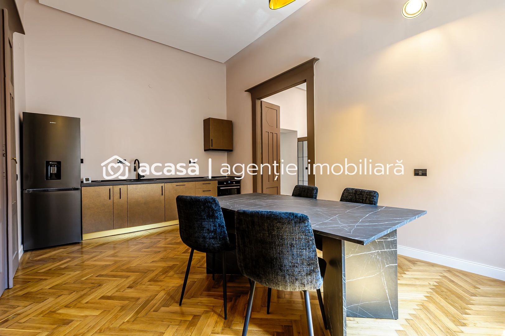 Apartament ULTRACENTRAL cu 3 camere, la cheie, renovat recent - Poză 1