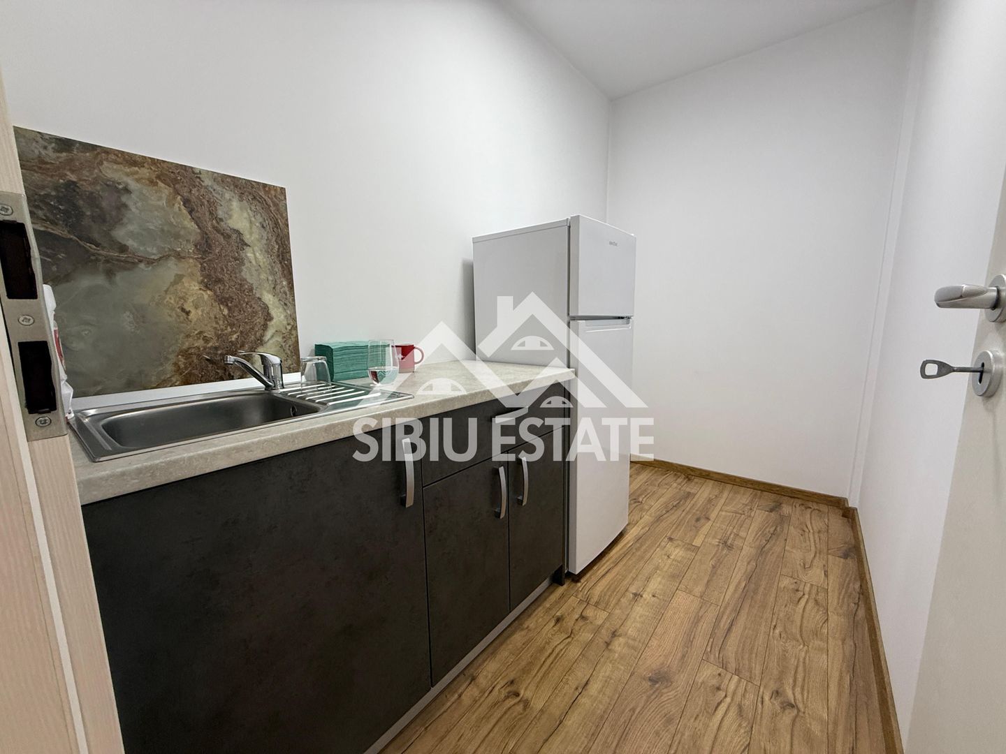 Spatiu de birouri de inchiriat cu 2 camere, 2 locuri de parcare - Poză 2