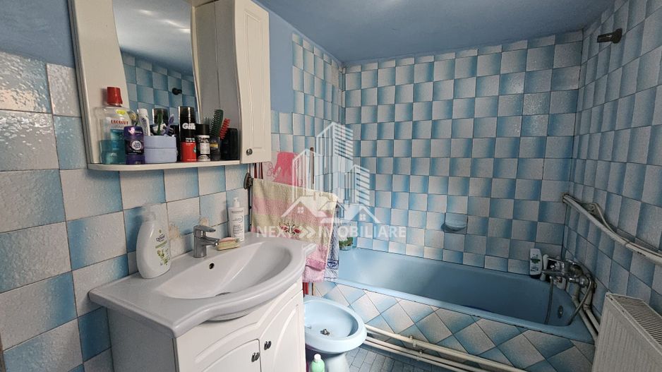 Casă  4 camere cu 2 intrări, garaj și teren 1751mp– Cobadin - Poză 9