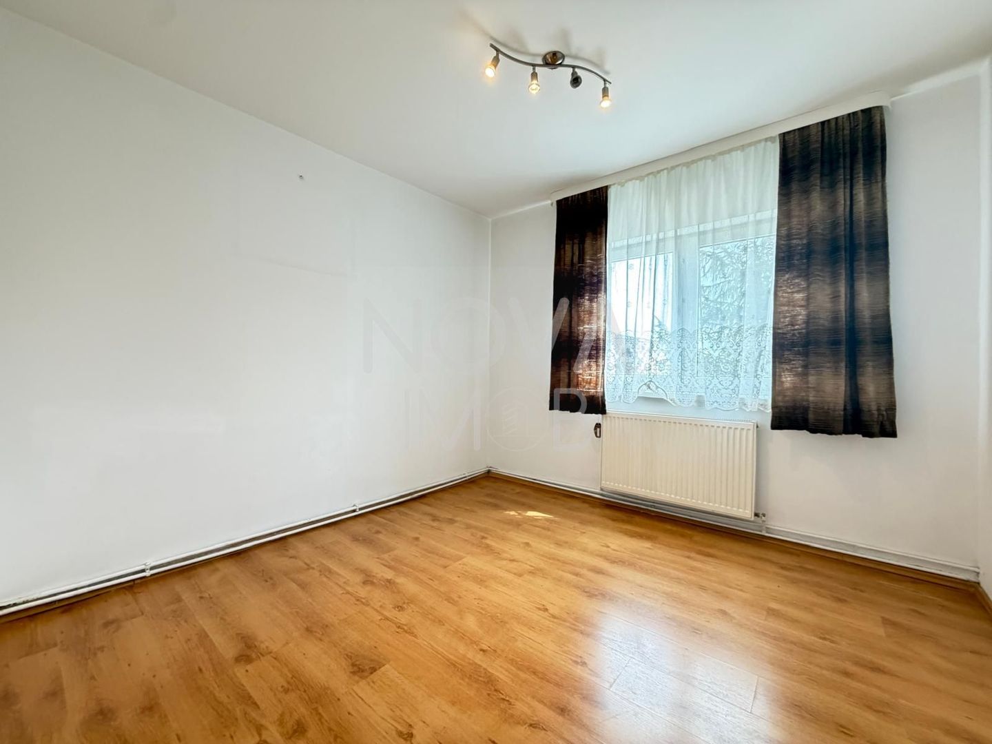 Apartament 3 camere, decomandat, etajul 3/4 - Cisnadie - Poză 1