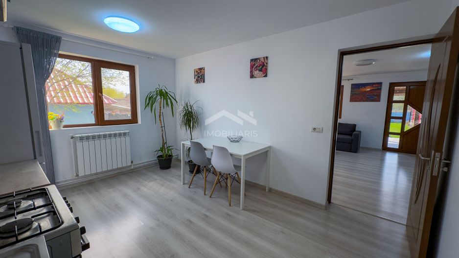 Casă modernă cu 5 camere, garaj și curte mare, mobilată in Corbu - Poză 12