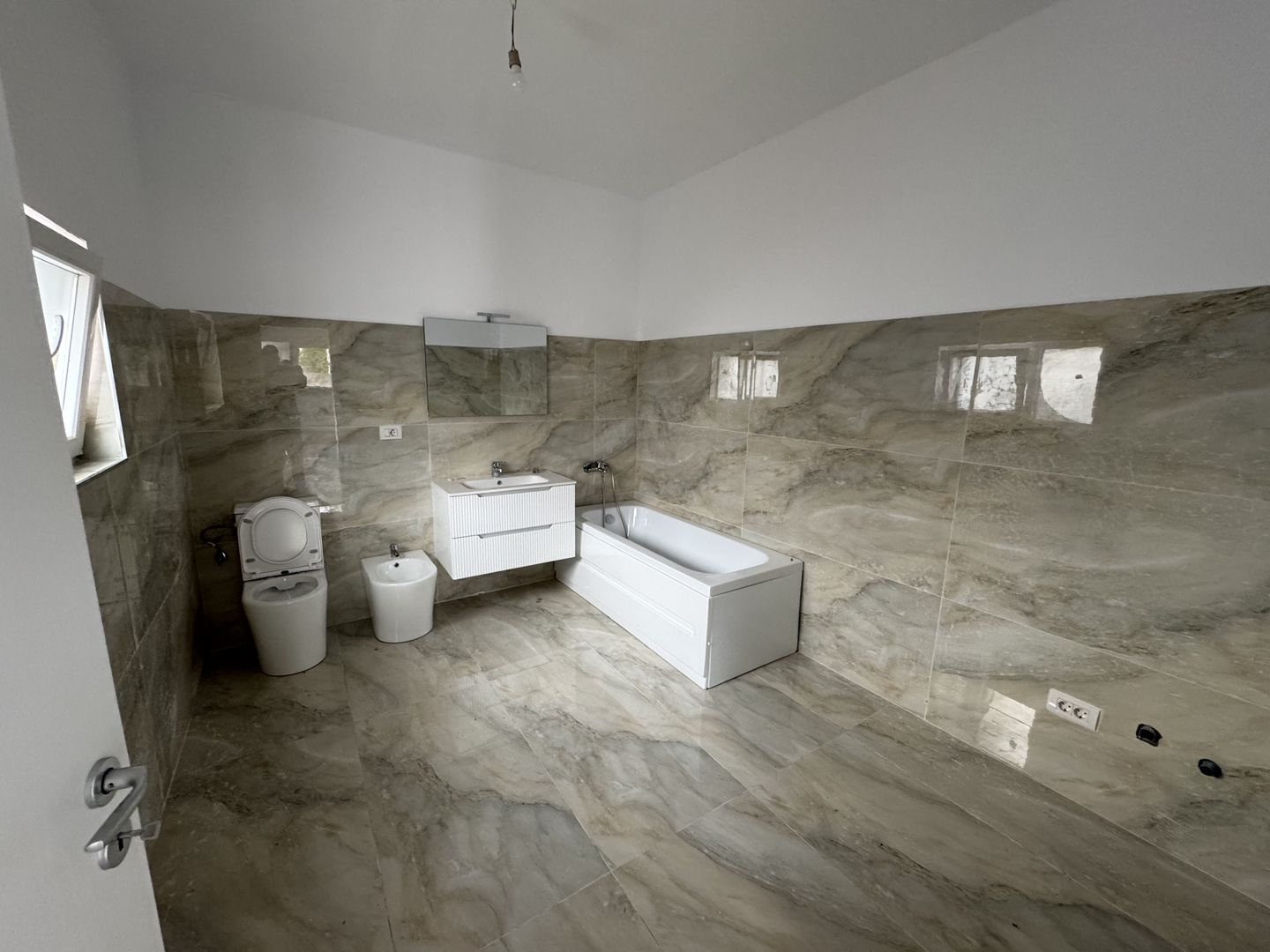 1/2 Duplex Parter Sanmihaiu Roman ,3 Camere,2 Bai,Toate Utilitatile - Poză 6