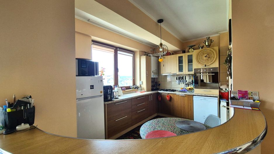 Tractoru, zonă liniștită de case, apartament spațios 3 camere cu garaj - Poză 5