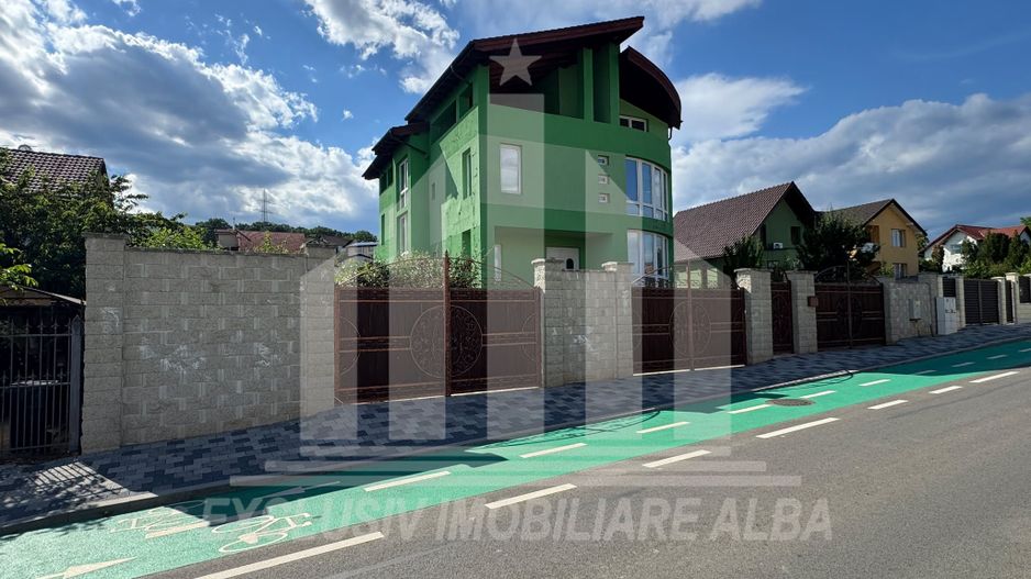 Casa individuala | Pensiune | 680 mp | 1200 mp teren | Cetate - Poză 1