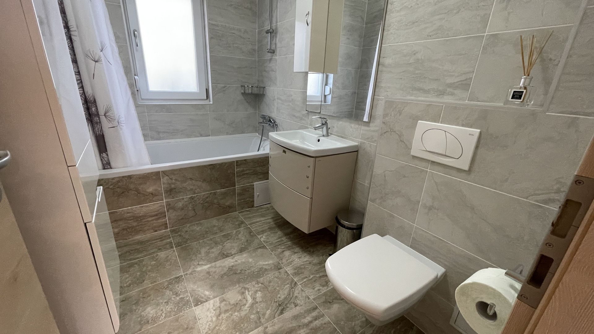 Apartament frumos cu gradina proprie,mobilat si utilat - Poză 9