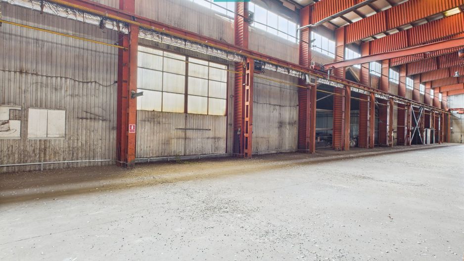 Hală industrială cu pod rulant și parcare betonată - Poză 10