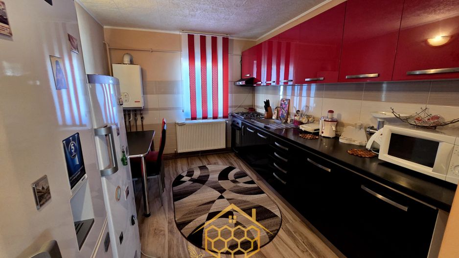 Apartament cu 3 camere in zona centrala - Filiasi - Poză 2