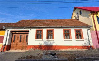 Casă de vânzare în Slatina-Nera. Un refugiu aproape de natură. - Poză 1