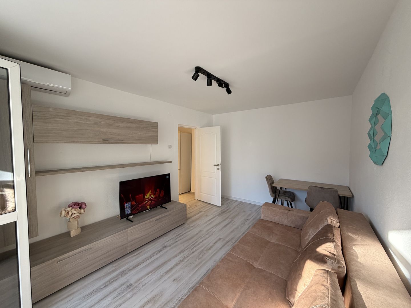 Apartament 2 camere renovat 2025, bloc 1976 – Sălăjan - Poză 3