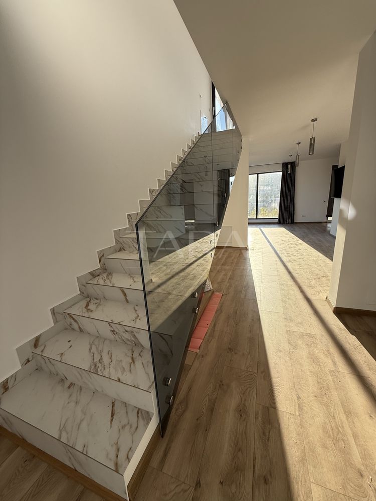 Casă cu 5 camere - Poză 2