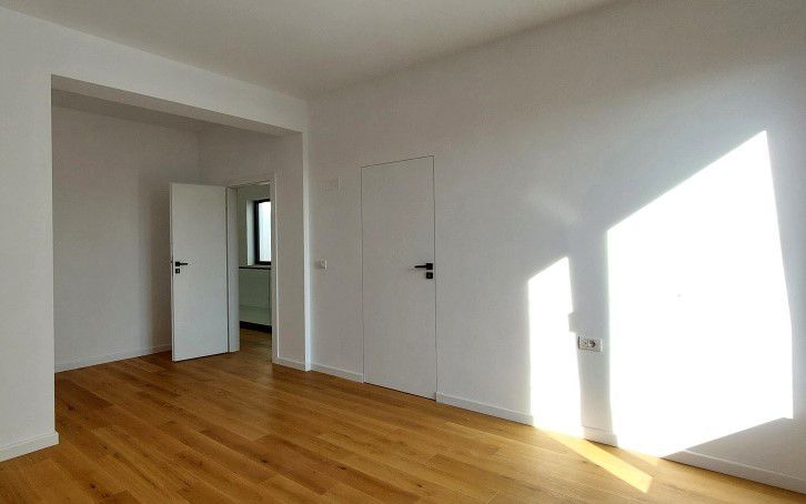 O casa simpla alba dar totusi sofisticata zona Pipera - Poză 27