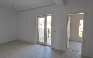 Duplex spatios cu garaj si pereti dublii - Poză 12