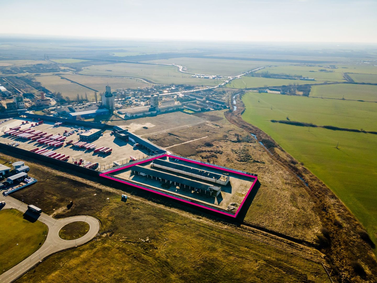 Platformă betonată lângă Autostrada. - Poză 6