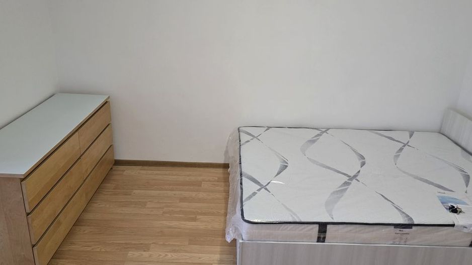 Garsonieră Piata Miniș, etaj 3, mobilată complet, bloc reabilitat - Poză 1