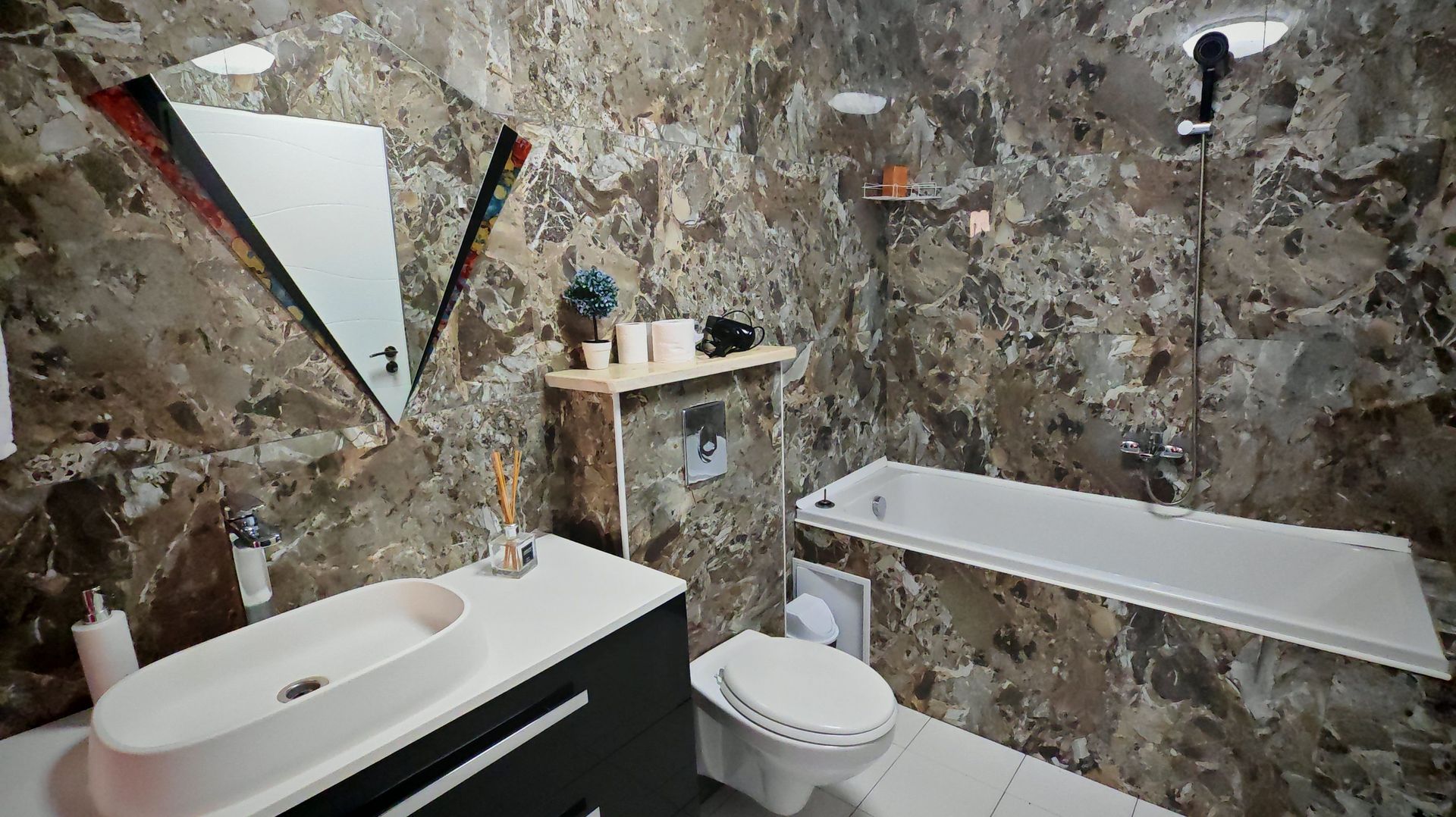 Vila cu 10 camere,pretabil compartimentare in 2 unitati separat,ASTRA. - Poză 20