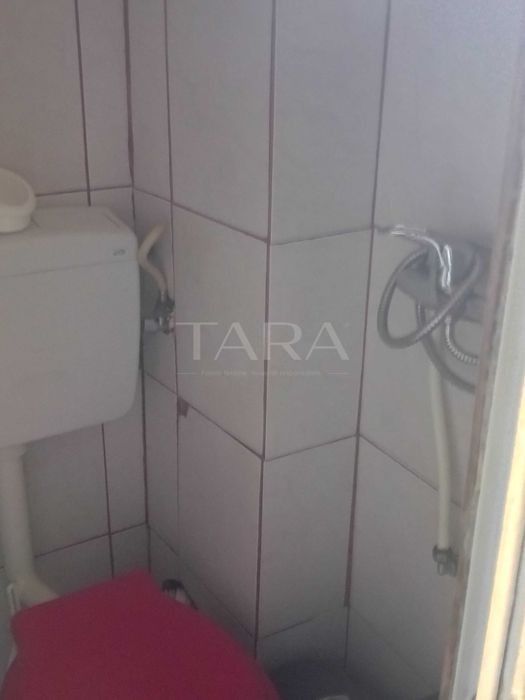 Garsonieră cu Baie – Centru, Demisol, Ideală ca Investitie - Poză 3