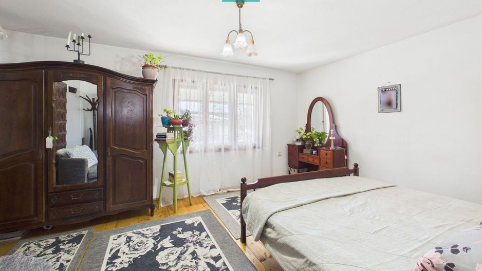 Casă cu 6 camere pe teren de 2029 mp – Miniş - Poză 8