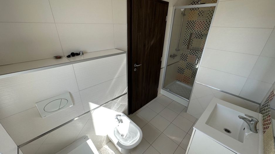 CASA SPATIOASA  CU GARAJ SI TEREN DE 600 MP - Poză 16