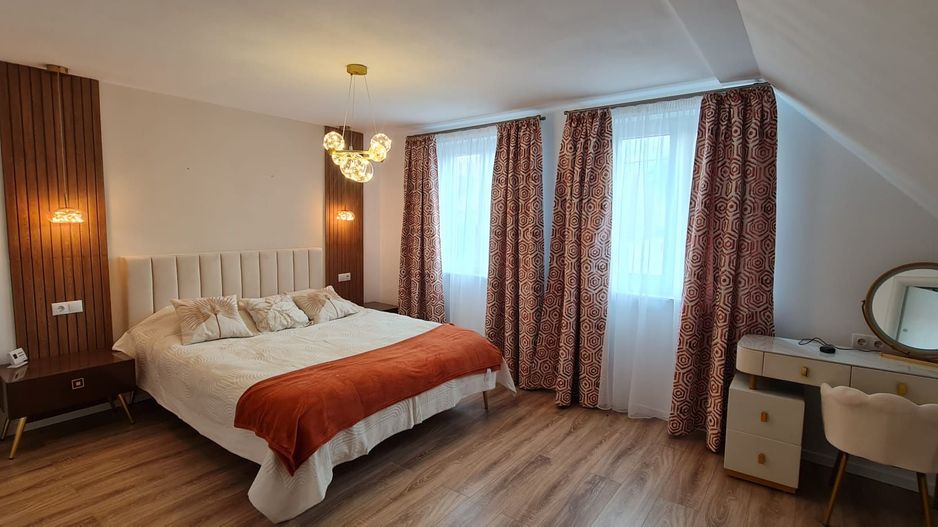 Vila spațioasă și elegantă de vânzare la intrarea în cartierul Turnișo - Poză 14