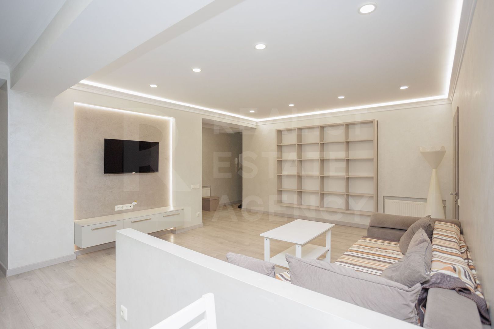 Spre vînzare apartament spațios, 2 dormitoare și living, sec. Botanica - Poză 1