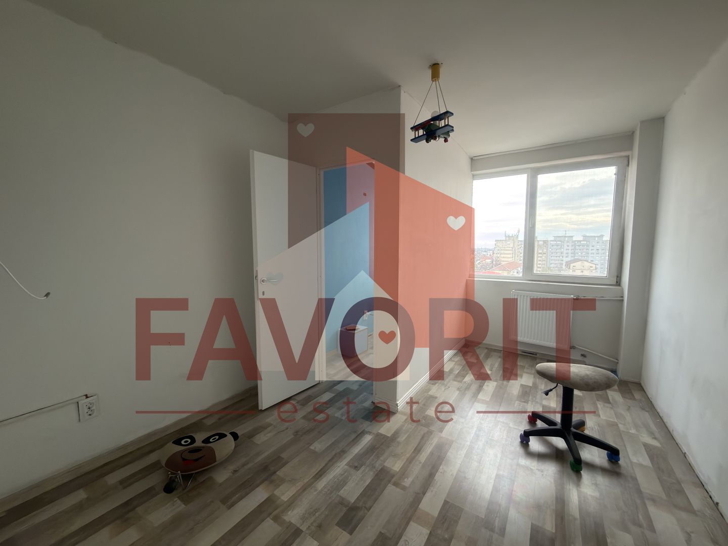 Etaj intermediar. Bloc izolat. Bucatarie inchisa - Poză 5