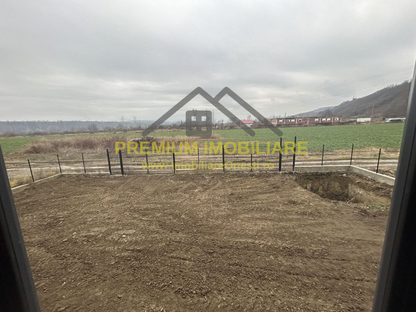 Casa la rosu de vanzare in Onesti - Poză 6