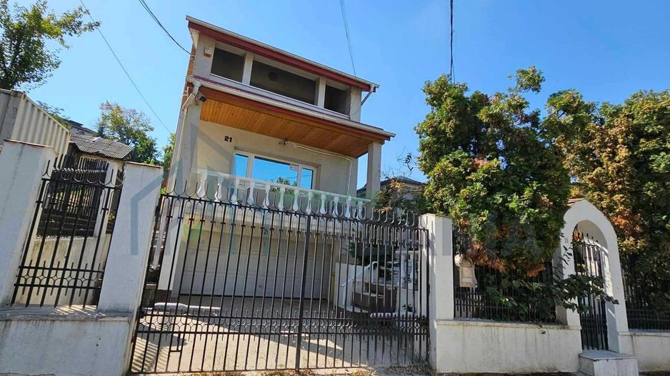 Casa in zona centrala - Poză 1