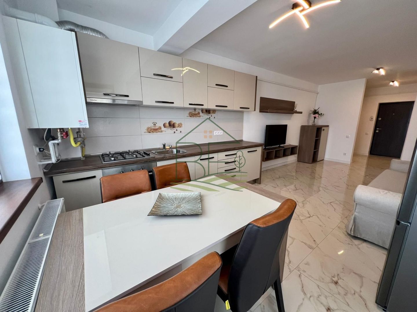 3 camere cu terasă generoasa și vedere spre Munții Făgăraș - Poză 1