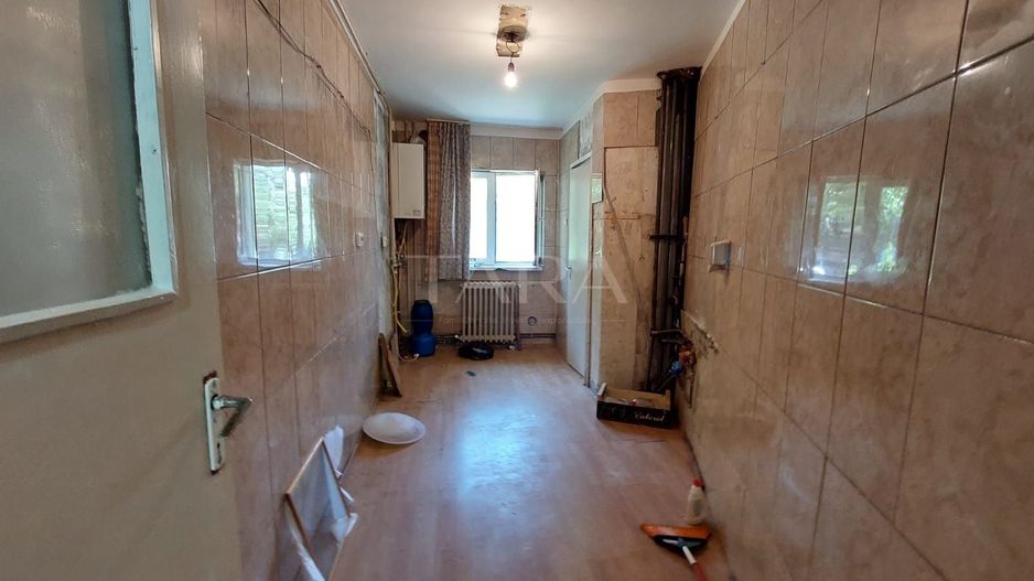 Apartament cu 3 camere - Necesită renovare completă, oportunitate pentru investitori! - Poză 3