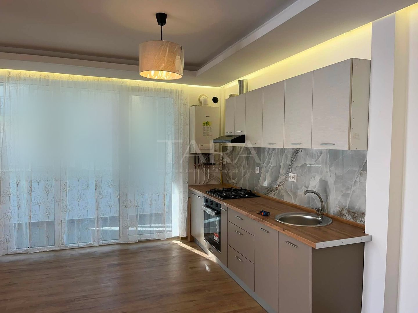 Apartament modern cu 3 camere, balcon închis, boxă, zona Eroilor. - Poză 2