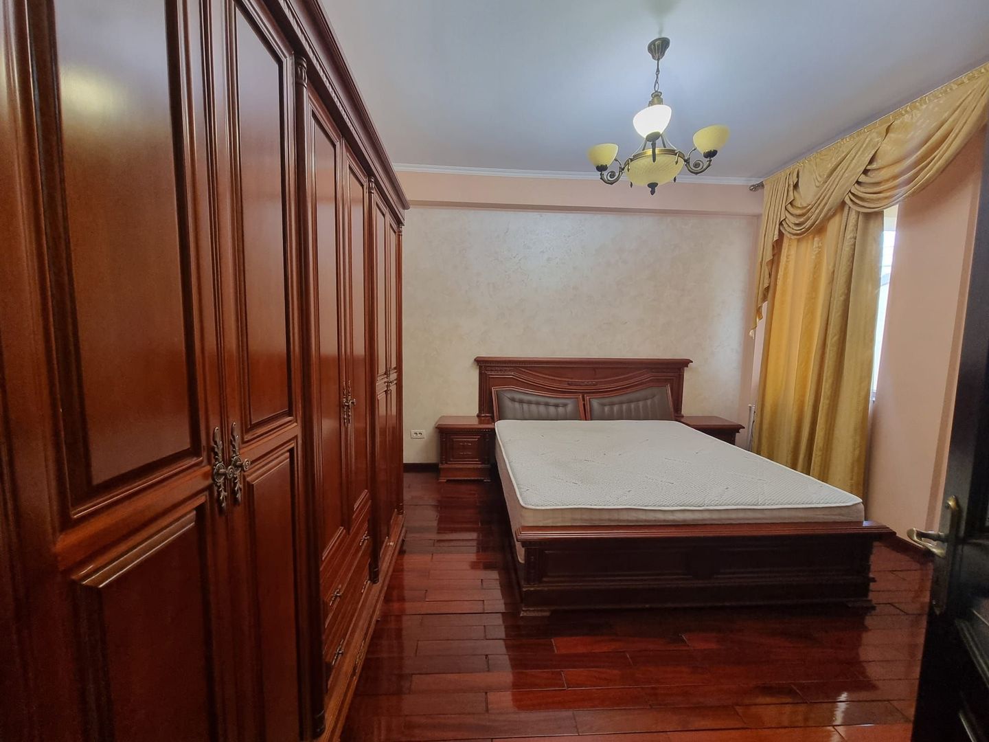 Vila generoasa de inchiriat intr o zona principala a orasului - Poză 13