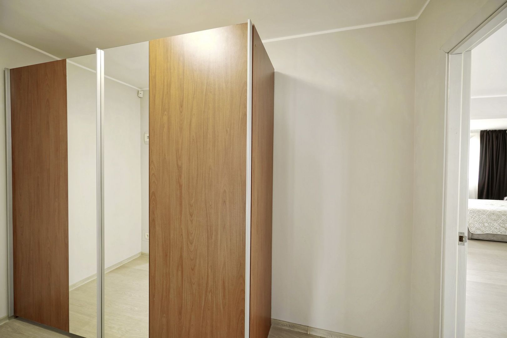 Brancoveanu  P+2, 8 cam, 6 dormitoare, 6 bai, 3 garaje teren 650 mp - Poză 51