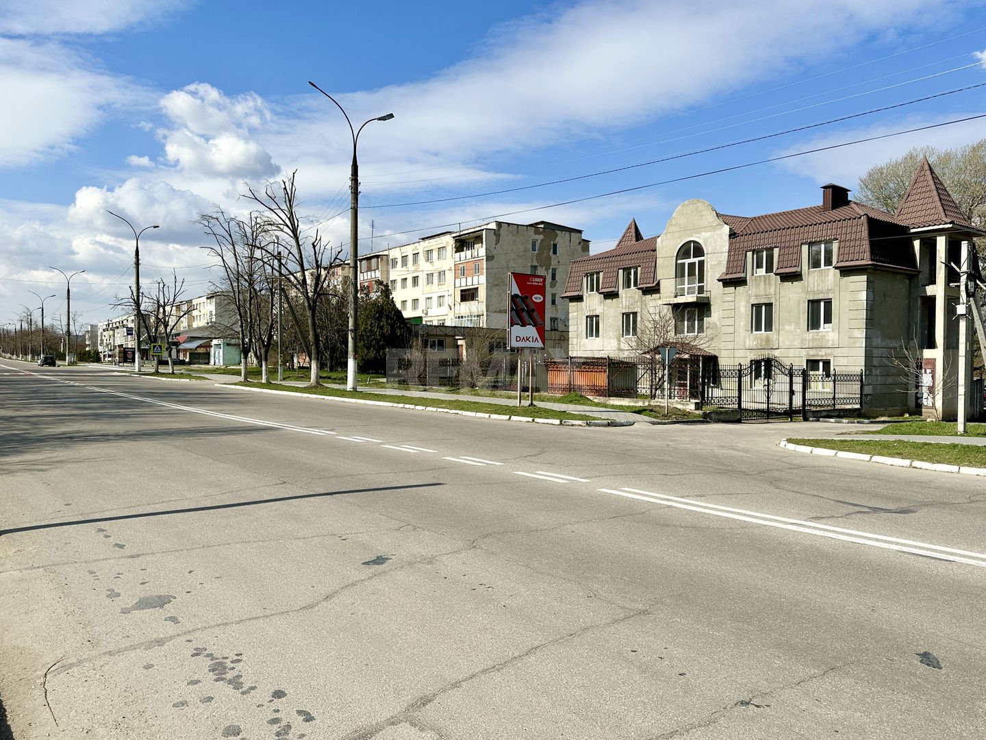 De vânzare – Bloc cu destinație comercială în Anenii Noi, pe Strada Centrală. - Poză 3