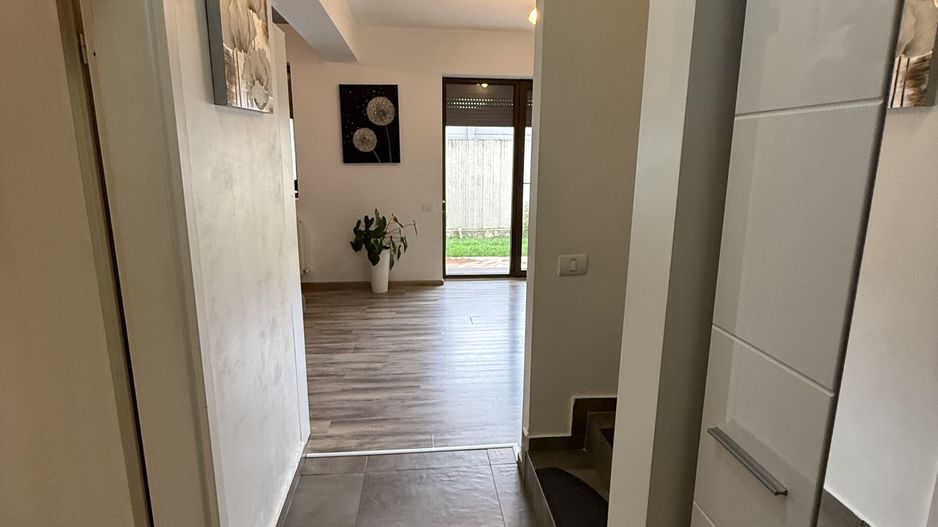Casă înșiruită complet mobilată + curte+ 2 parcari în complex inchis! - Poză 22