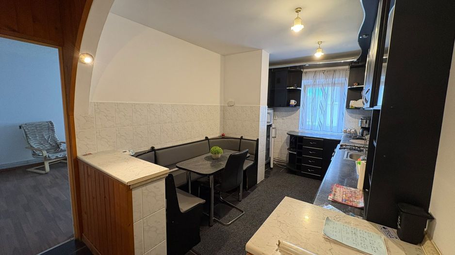 Apartament 4 decomandat camere 87 mp de închiriat zona semicentrala etaj 1 - Poză 1