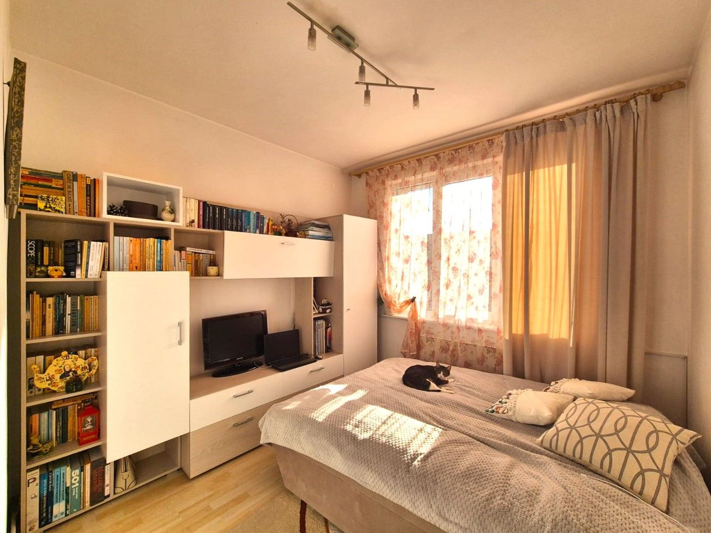 Ideal pentru un cuplu, apartament decomandat, însorit și foarte luminos. - Poză 15