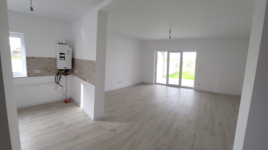 1\2 Duplex Utvin P+E,5 Camere,2 Bai,Toate Utilitatile - Poză 4