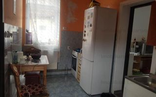 Corp de casa Blumana, zona str Lunga,curte,pod,beci. - Poză 6