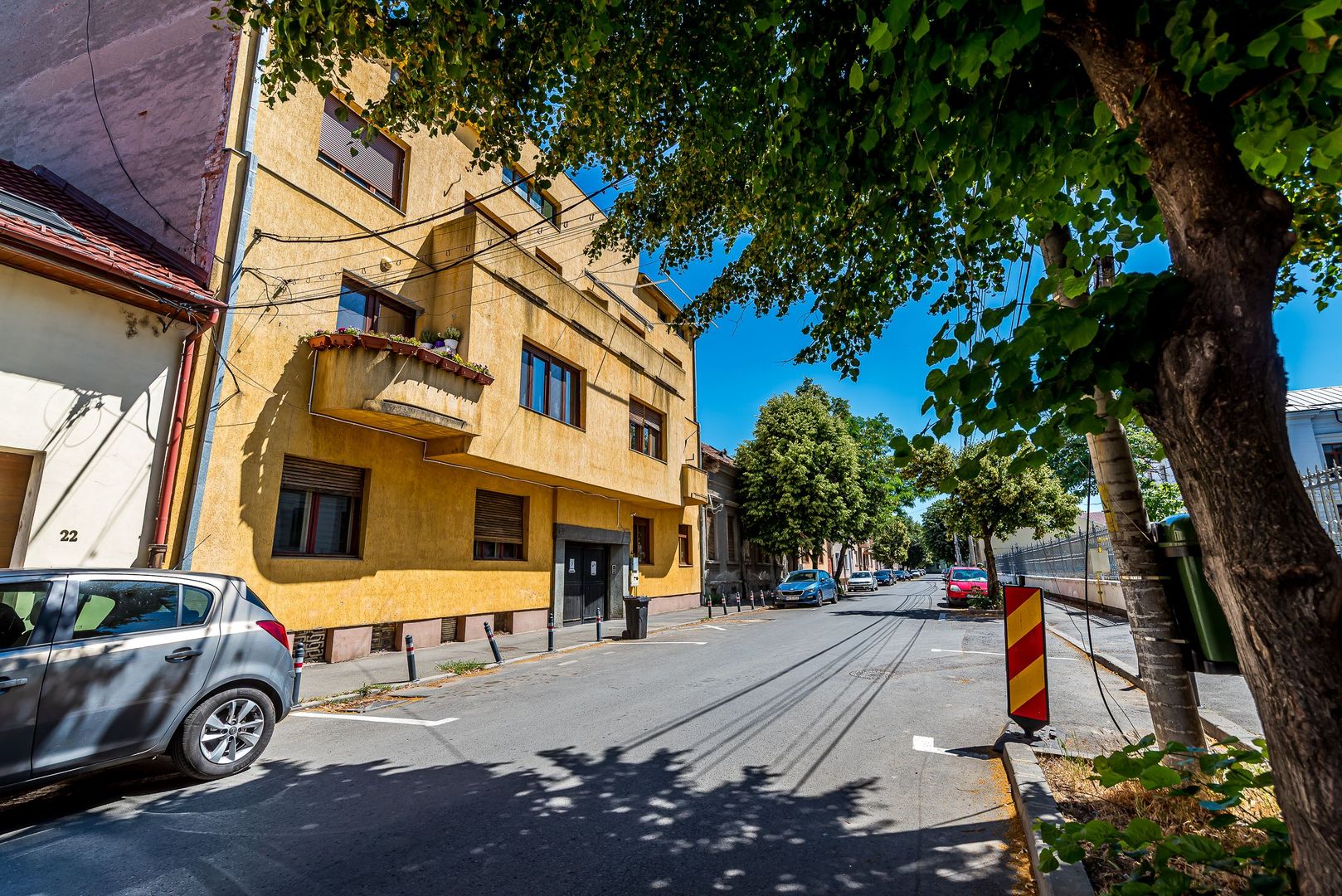 Apartament în centru cu acces auto și garaj propriu - Poză 1
