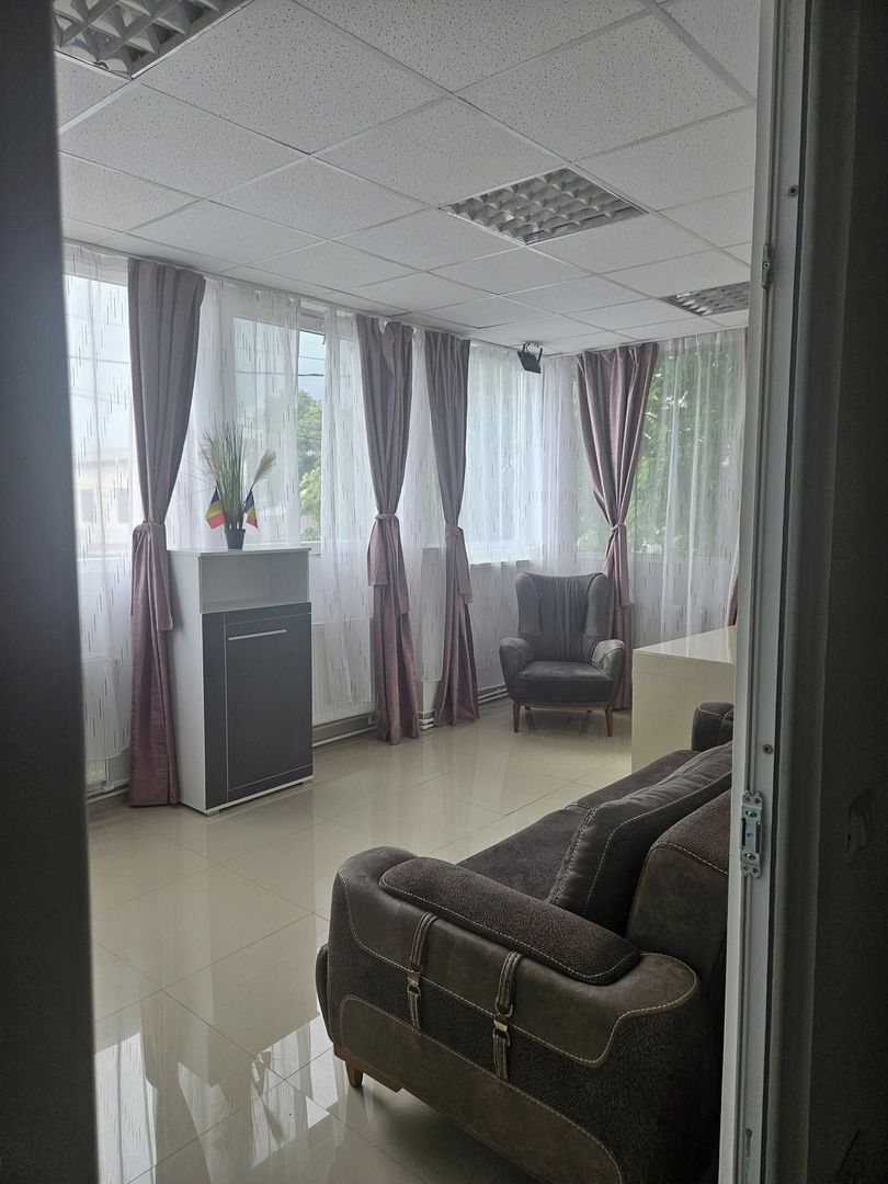 Spre Chirie - apartament 3 camere , etaj 1 in Vila - Poză 11
